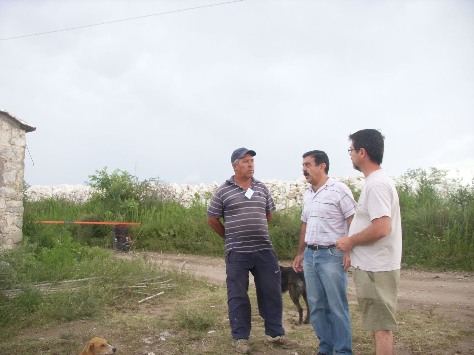 el intendente walter saieg y el director de medio ambiente diego ferrari llevan adelante el control de cierre de basural 1 - Diario Resumen de la región