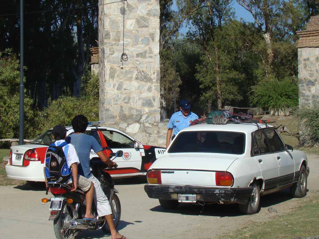 Se detiene a cada vehículo que pretende ingresar al García Lorca