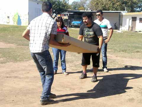 Más materiales para el asentamiento 1° de Mayo (Imágenes: Gentileza de Humberto"Tito" Rivarola)