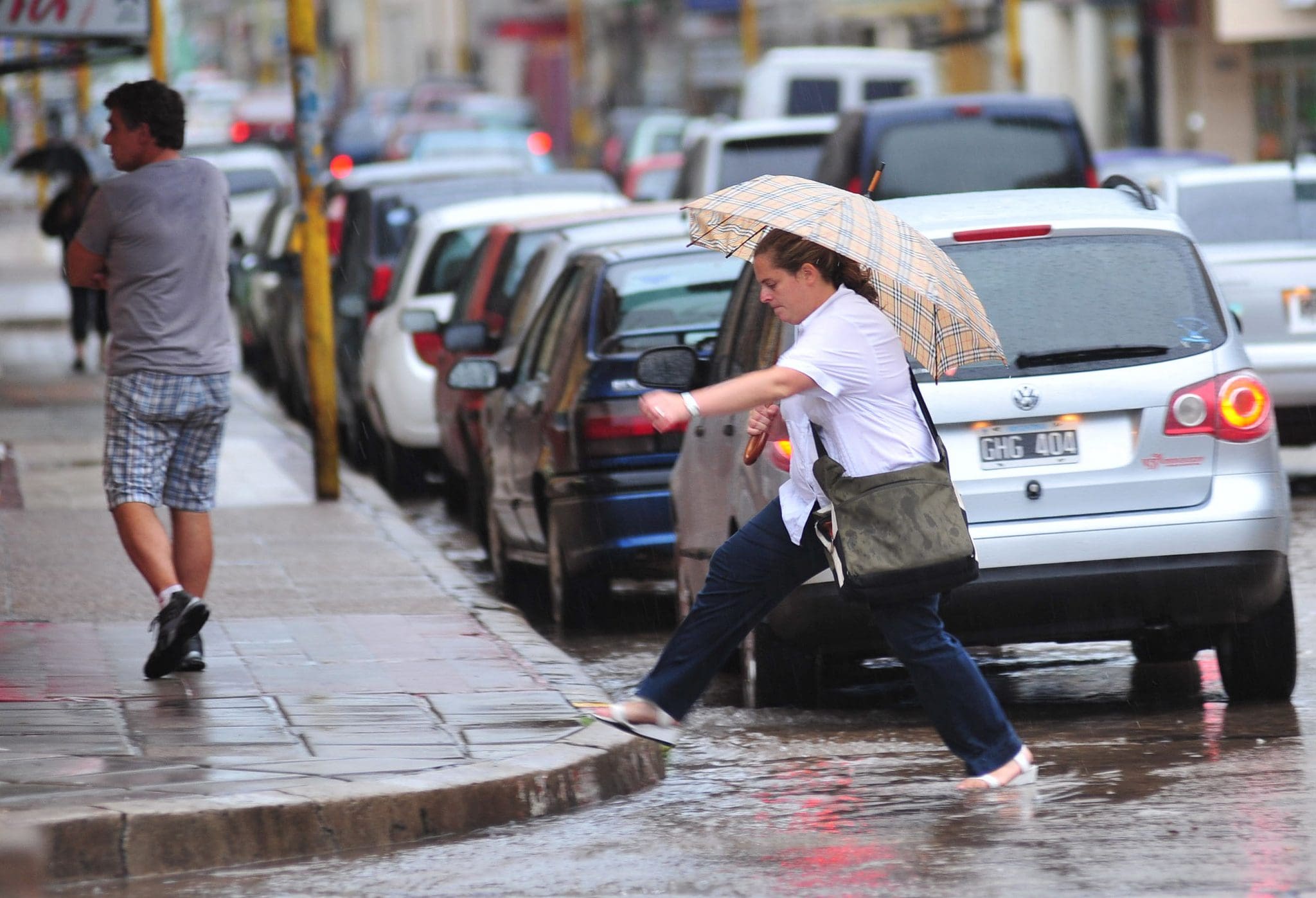 gente caminando con lluvia 1 - Diario Resumen de la región