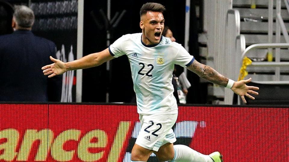 Lautaro Martínez grita uno de los tres goles que convirtió. - Diario Resumen de la región